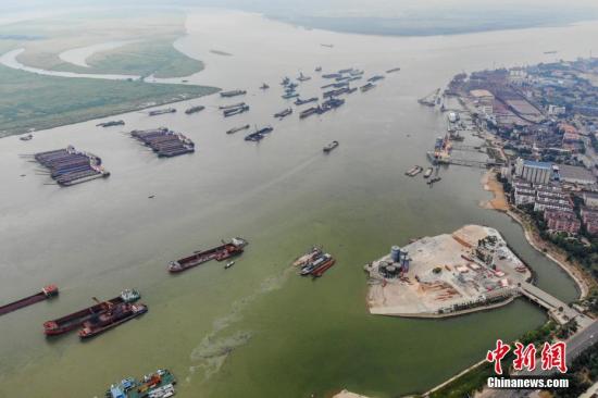 8月1日，巨型的水泥儲(chǔ)罐被吊離碼頭，湖南岳陽城陵磯新港區(qū)天欣碼頭的整治已基本完成。今年5月，長江岸線湖南段開展港口碼頭&ldquo;關(guān)停并轉(zhuǎn)&rdquo;專項(xiàng)整治行動(dòng)。截至目前，該行動(dòng)已集中關(guān)停42個(gè)碼頭泊位，退出岸線7302米。楊華峰 攝