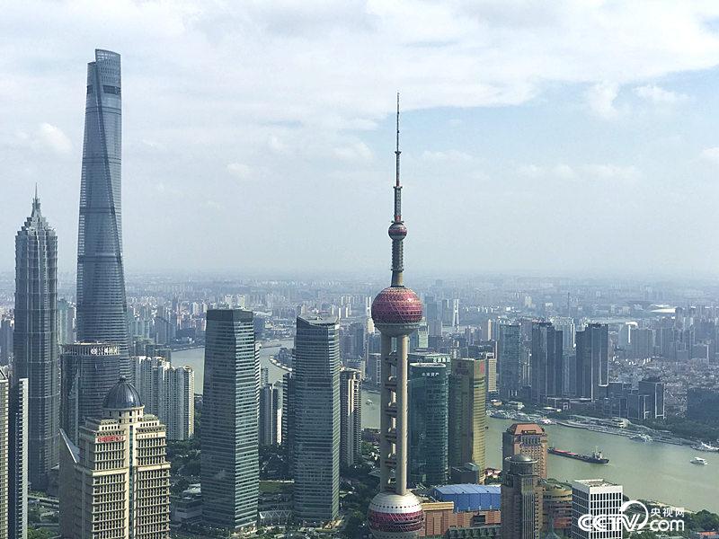 　　長(zhǎng)三角更高質(zhì)量的一體化發(fā)展，將建成具有全球競(jìng)爭(zhēng)力的世界級(jí)城市群。圖為上海陸家嘴（孔華/攝）