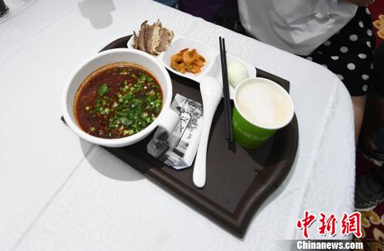 圖為&ldquo;環(huán)西部火車游Y667/8次&rdquo;列車上推出蘭州牛肉面套餐，套餐38元，有一碗牛肉面、一碟牛肉、一個(gè)雞蛋、一份小菜、一份甜胚子。　楊艷敏 攝