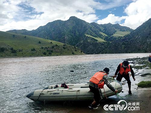 管護(hù)員久美扎西（右）和朋友正準(zhǔn)備將皮劃艇抬上岸。