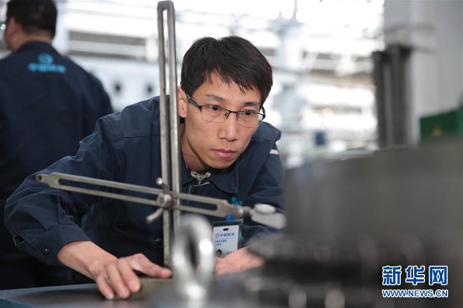 （圖文互動(dòng)）（1）他用匠心守護(hù)飛機(jī)心臟&mdash;&mdash;記中國航發(fā)沈陽黎明航空發(fā)動(dòng)機(jī)有限責(zé)任公司一線工人洪家光