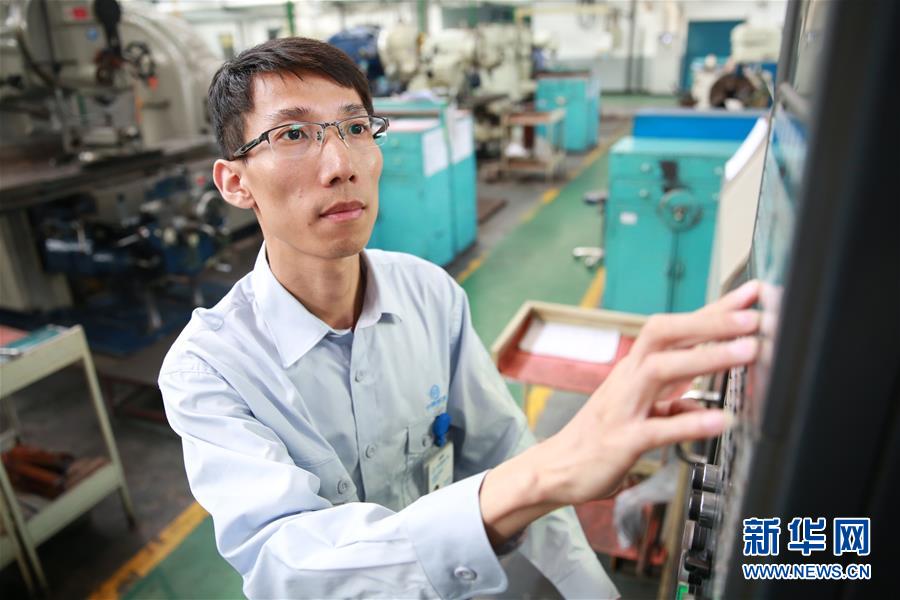 （圖文互動(dòng)）（3）他用匠心守護(hù)飛機(jī)心臟&mdash;&mdash;記中國航發(fā)沈陽黎明航空發(fā)動(dòng)機(jī)有限責(zé)任公司一線工人洪家光