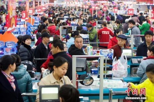 資料圖：民眾購(gòu)買生活用品。張?jiān)?攝