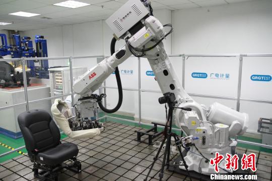 機(jī)器人測試桌椅。　盧育辛 攝