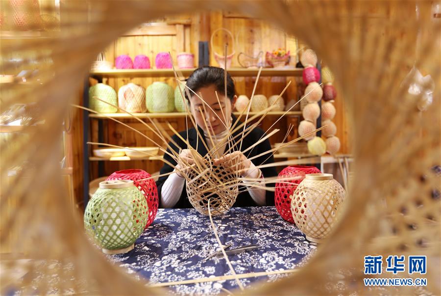 （在習(xí)近平新時(shí)代中國(guó)特色社會(huì)主義思想指引下&middot;慶祝改革開(kāi)放40周年）（新華全媒頭條&middot;圖文互動(dòng)）（3）在改革開(kāi)放大潮中砥礪奮進(jìn)&mdash;&mdash;新時(shí)代踐行新發(fā)展理念紀(jì)行