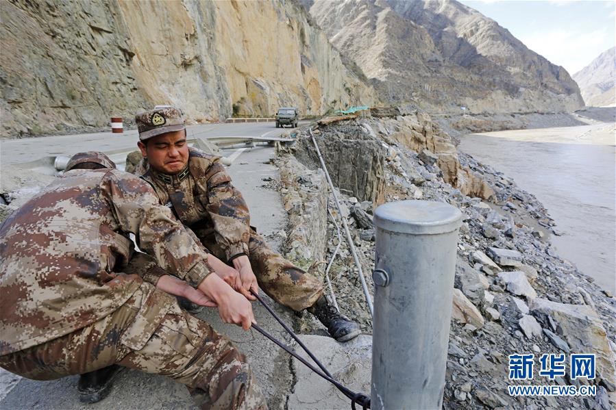 （向奉獻(xiàn)者致敬&middot;圖文互動(dòng)）（3）情注一纜通滇藏&mdash;&mdash;記某信息通信基地四營五連連長翁春芳