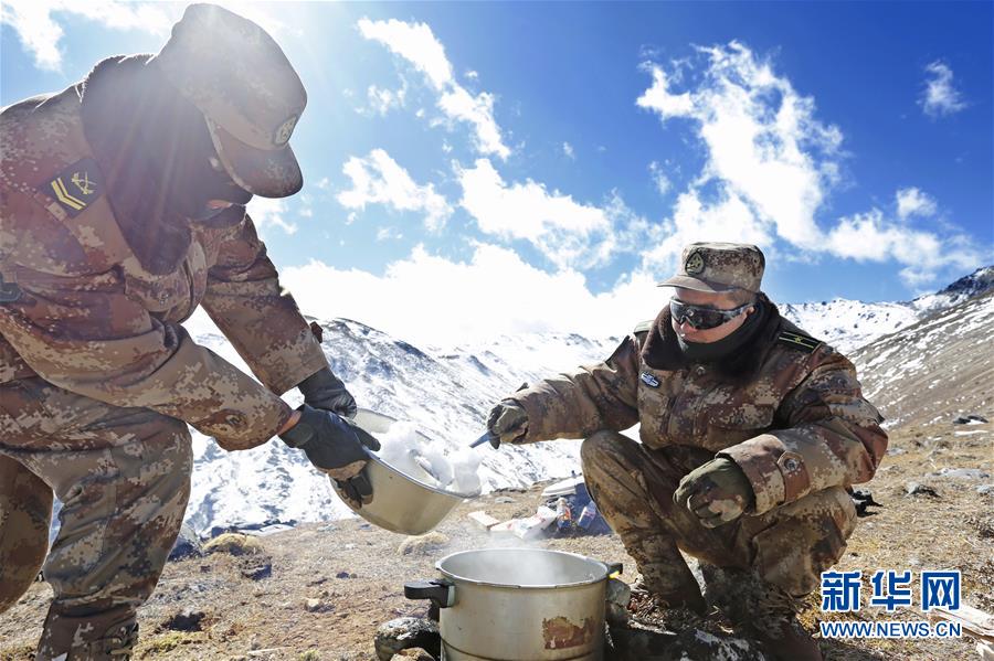 （向奉獻(xiàn)者致敬&middot;圖文互動(dòng)）（5）情注一纜通滇藏&mdash;&mdash;記某信息通信基地四營五連連長翁春芳