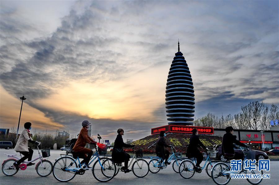 （新華全媒頭條&middot;圖文互動）（8）高舉新時(shí)代改革開放旗幟&mdash;&mdash;以習(xí)近平同志為核心的黨中央引領(lǐng)改革開放紀(jì)實(shí)