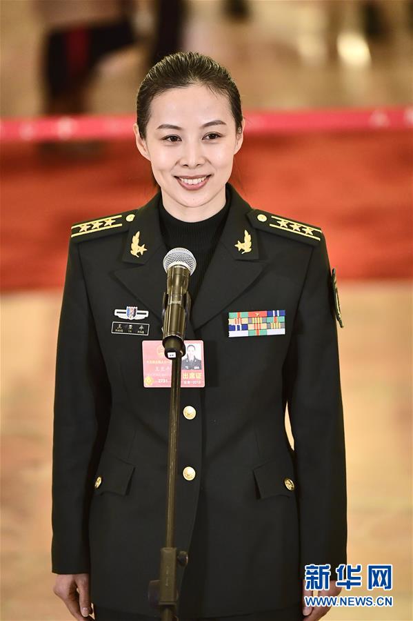 （兩會(huì)&middot;人大開(kāi)幕）（4）全國(guó)人大代表接受采訪