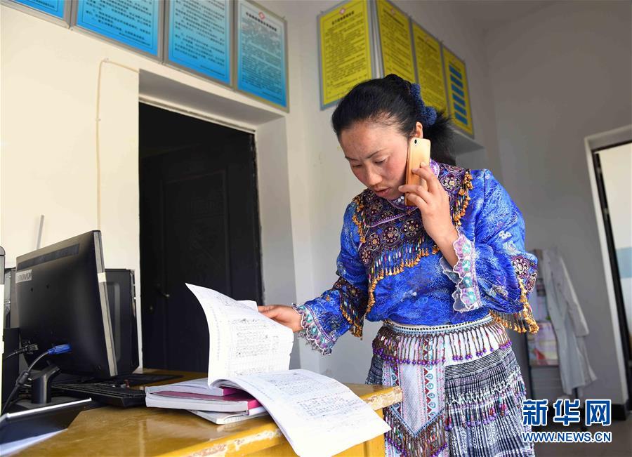 （兩會&middot;基層代表履職故事）（6）全國人大代表?xiàng)钌徲ⅲ簽榘傩战】当ｑ{護(hù)航