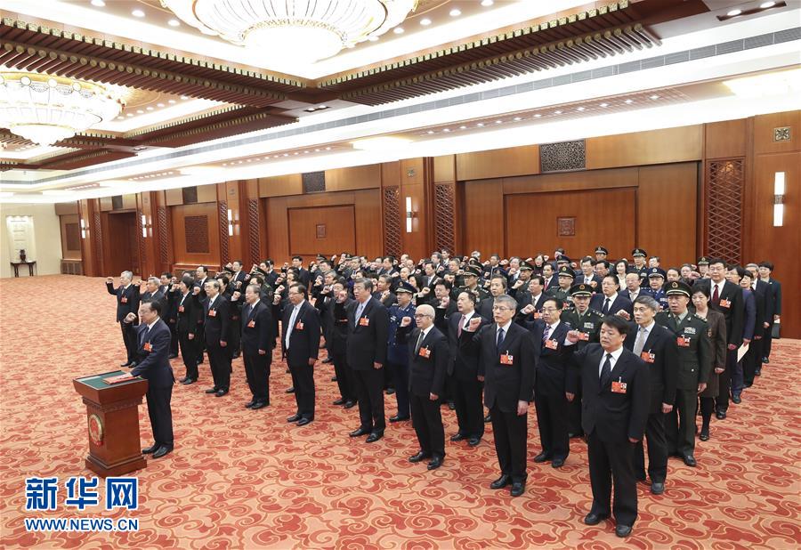(兩會(huì))十三屆全國(guó)人大專門委員會(huì)組成人員進(jìn)行憲法宣誓