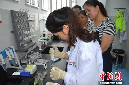 資料圖：工作人員根據(jù)消費者要求現(xiàn)場檢驗，共筑食品安全。<a target='_blank' ><p  align=