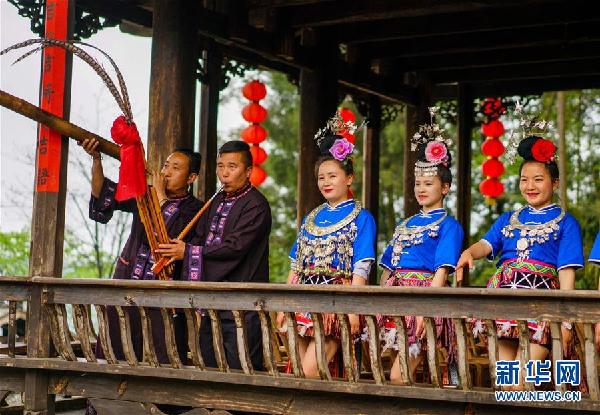 （在習(xí)近平新時(shí)代中國(guó)特色社會(huì)主義思想指引下&mdash;&mdash;新時(shí)代新作為新篇章&middot;鄉(xiāng)村振興戰(zhàn)略&middot;圖文互動(dòng)）（5）掙脫&ldquo;富饒的貧困&rdquo;&mdash;&mdash;一個(gè)西部貧困區(qū)縣綠色發(fā)展之變 