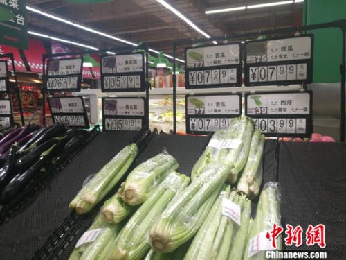 圖為超市里的蔬菜攤。正值晚間，一些菜已被人們買空。 謝藝觀 攝