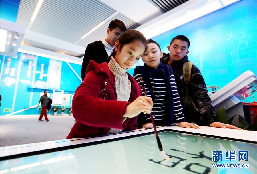 （圖文互動）（2）&ldquo;偉大的變革&mdash;&mdash;慶祝改革開放40周年大型展覽&rdquo;迎來寒假參觀熱潮 現(xiàn)場觀眾人數(shù)突破300萬