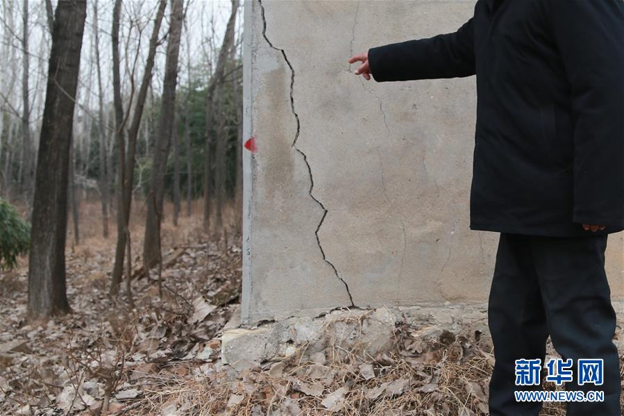 （新華視點&middot;圖文互動）（3）挖掘作業(yè)距漢墓中心僅20米，村民住房出現(xiàn)裂縫&hellip;&hellip;&ldquo;造地&rdquo;如何變挖山？