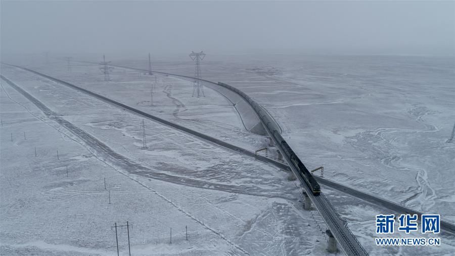 （新華全媒頭條&middot;圖文互動）（1）他們是比鋼鐵還硬的漢子&mdash;&mdash;天路之巔看不見的&ldquo;軌枕&rdquo;