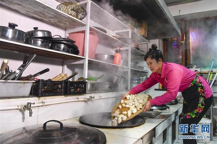 （在習(xí)近平新時(shí)代中國特色社會(huì)主義思想指引下&mdash;&mdash;新時(shí)代新作為新篇章&middot;圖文互動(dòng)）（6）三年，從無名小屯到聲名遠(yuǎn)播&mdash;&mdash;這個(gè)&ldquo;雪鄉(xiāng)&rdquo;是如何做到的？