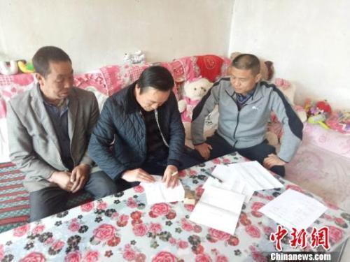 資料圖：圖為扶貧隊伍進貧困戶里，給貧困戶宣講政策?！＄娦?攝