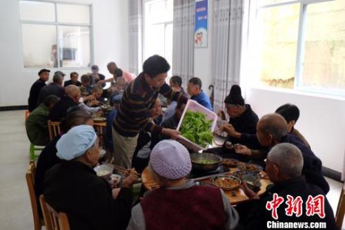 資料圖：社會福利中心吃飯的老人們。徐學練 攝。