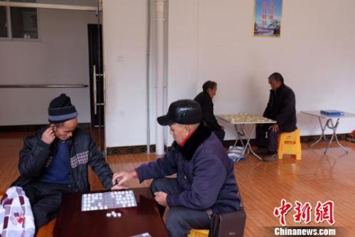 資料圖：老人們在下棋。徐學練 攝。