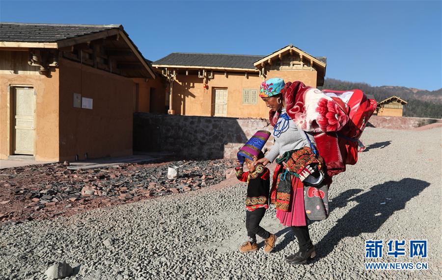 （兩會前夕看落實&middot;圖文互動）（5）&ldquo;飛針走線&rdquo;&ldquo;繡&rdquo;出小康畫卷&mdash;&mdash;四川落實習(xí)近平總書記全國兩會重要講話精神紀(jì)實