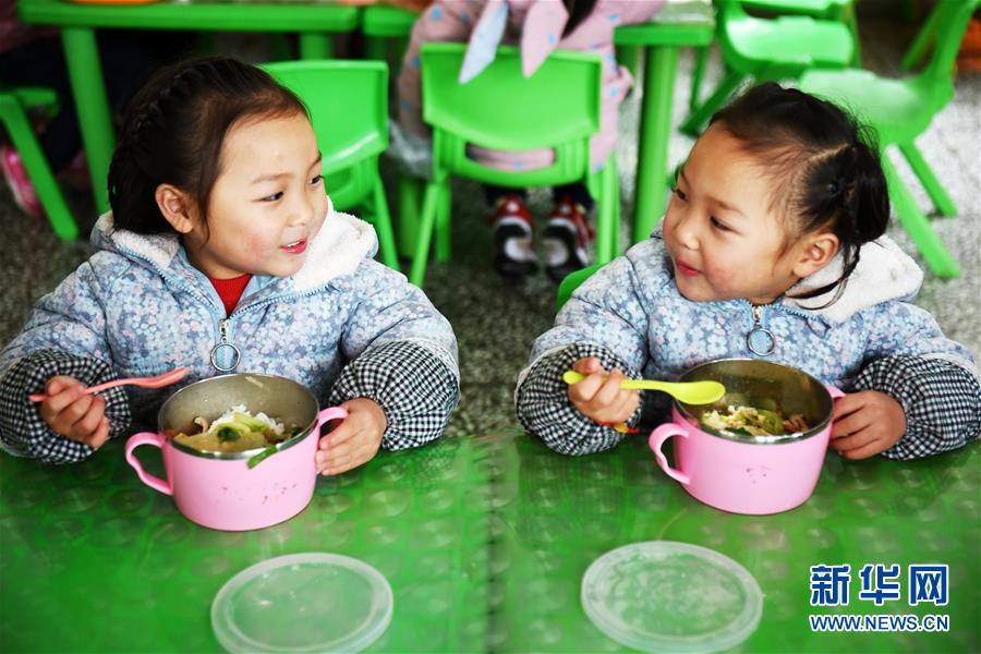 （在習(xí)近平新時(shí)代中國特色社會(huì)主義思想指引下&mdash;&mdash;新時(shí)代新作為新篇章&middot;圖文互動(dòng)）（8）&ldquo;搬遷到哪里，服務(wù)就延伸到哪里&rdquo;&mdash;&mdash;貴州推進(jìn)易地扶貧搬遷&ldquo;后半篇文章&rdquo; 