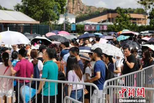 資料圖：游客排隊(duì)等待安檢。殷立勤 攝