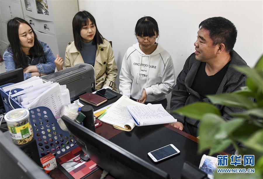 （新華全媒頭條&middot;圖文互動(dòng)）（7）大漠小城的別樣青春&mdash;&mdash;記內(nèi)地青年學(xué)子扎根新疆且末教書育人