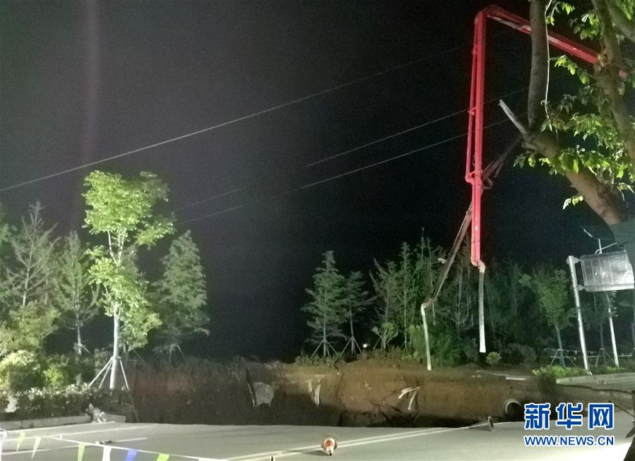 （新華網(wǎng)&middot;圖文互動(dòng)）（1）青島一地鐵工地坍塌5名工人被困