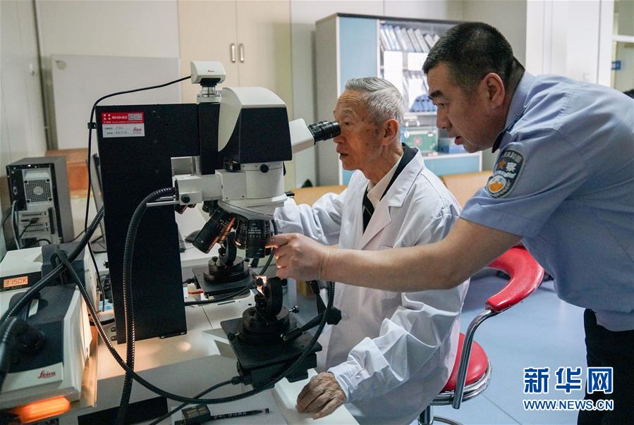 （新華全媒頭條&middot;時代先鋒&middot;圖文互動）（4）傳奇的英雄 無悔的忠誠&mdash;&mdash;記刑偵痕跡檢驗(yàn)專家崔道植