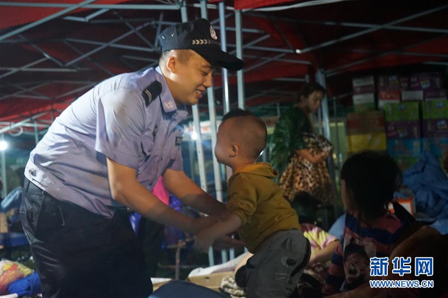 （長寧地震&middot;圖文互動）（2）夜訪雙河中學(xué)安置點(diǎn)