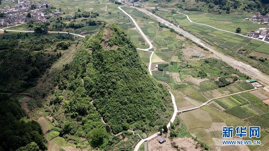 （壯麗70年&middot;奮斗新時(shí)代&mdash;&mdash;記者再走長(zhǎng)征路&middot;圖文互動(dòng)）（1）永恒祭奠：他們，倒在了第二道封鎖線(xiàn)上