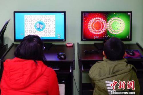 資料圖：圖為兩名兒童檢查視力。賀俊怡 攝