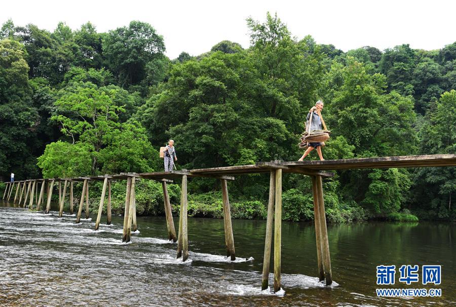 （壯麗70年&middot;奮斗新時(shí)代&mdash;&mdash;記者再走長(zhǎng)征路&middot;圖文互動(dòng)）（1）啊，紅軍橋！