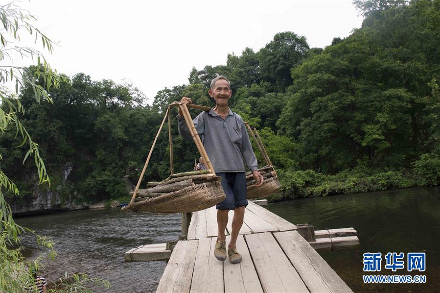 （壯麗70年&middot;奮斗新時(shí)代&mdash;&mdash;記者再走長(zhǎng)征路&middot;圖文互動(dòng)）（3）啊，紅軍橋！