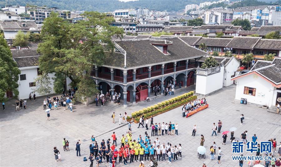 （新華全媒頭條&middot;壯麗70年&middot;奮斗新時(shí)代&mdash;&mdash;記者再走長征路&middot;圖文互動(dòng)）（1）偉大轉(zhuǎn)折是怎樣發(fā)生的&mdash;&mdash;重回遵義會(huì)議現(xiàn)場