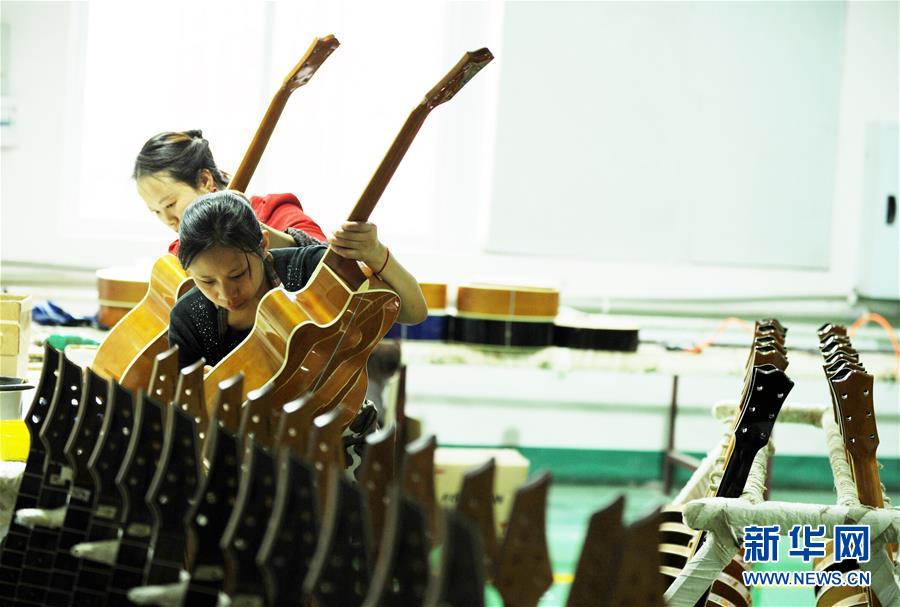 （在習(xí)近平新時代中國特色社會主義思想指引下&mdash;&mdash;新時代新作為新篇章&middot;圖文互動）（1）貴州正安：吉他奏響發(fā)展&ldquo;神曲&rdquo;