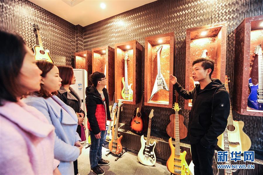 （在習(xí)近平新時代中國特色社會主義思想指引下&mdash;&mdash;新時代新作為新篇章&middot;圖文互動）（7）貴州正安：吉他奏響發(fā)展&ldquo;神曲&rdquo;