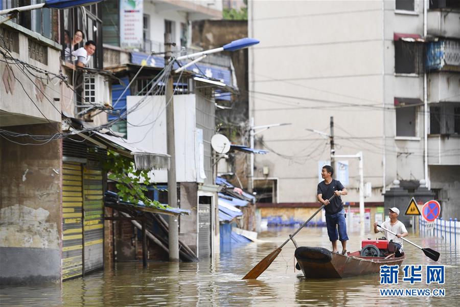 （抗洪搶險&middot;圖文互動）（1）洪水來時，那暖心的民間救援