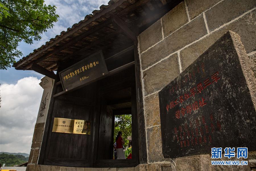 （壯麗70年&middot;奮斗新時(shí)代&mdash;&mdash;記者再走長(zhǎng)征路&middot;圖文互動(dòng)）（1）手捧棉被憶紅軍：走了那么多年，我們都念他們的好