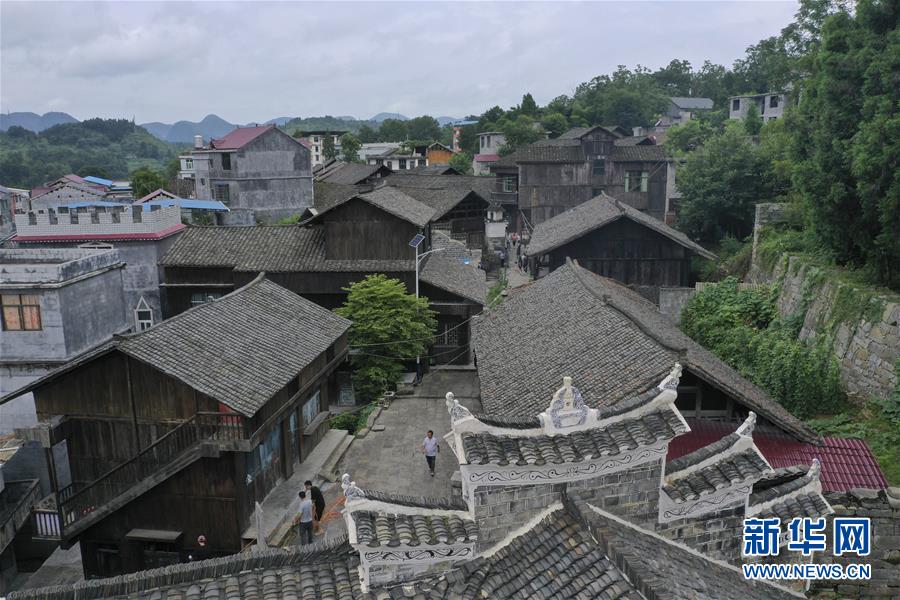 （壯麗70年&middot;奮斗新時(shí)代&mdash;&mdash;記者再走長(zhǎng)征路&middot;圖文互動(dòng)）（3）手捧棉被憶紅軍：走了那么多年，我們都念他們的好