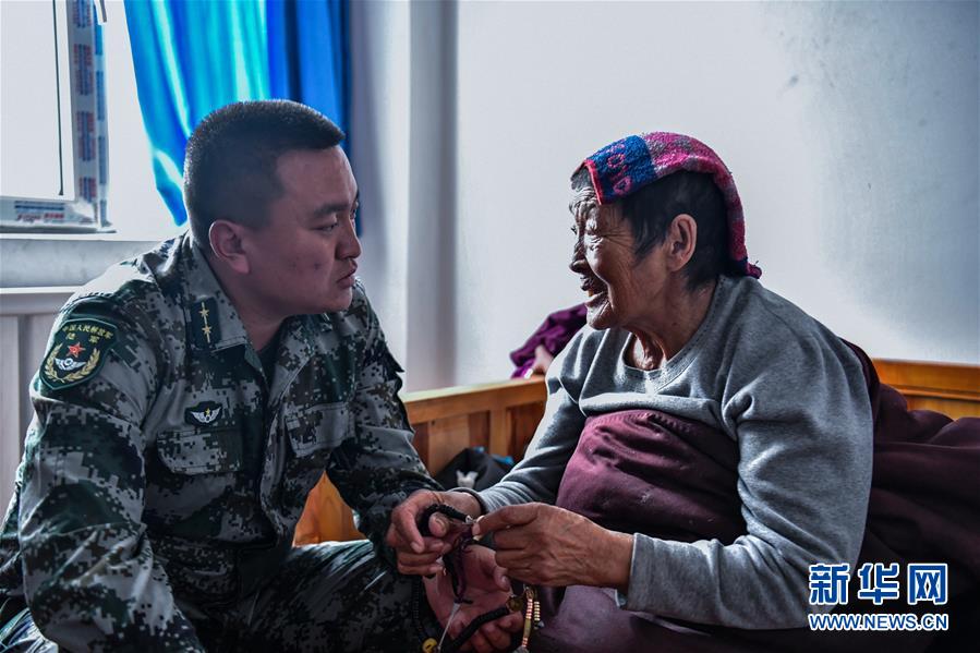 （新華全媒頭條&middot;愛(ài)國(guó)情 奮斗者&middot;圖文互動(dòng)）（8）初心不改 紅心向黨&mdash;&mdash;西部戰(zhàn)區(qū)陸軍某旅玉樹獨(dú)立騎兵連連長(zhǎng)尼都塔生一家四代跟黨走紀(jì)實(shí)