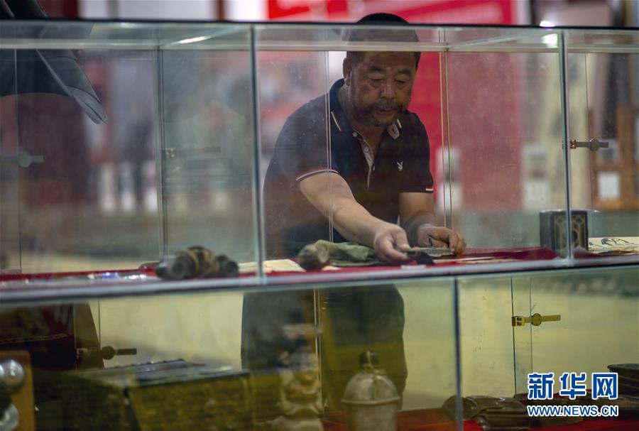 （壯麗70年&middot;奮斗新時(shí)代&mdash;&mdash;記者再走長征路&middot;圖文互動）（1）赤子心紅色情&mdash;&mdash;潘庭宏的紅色收藏之路