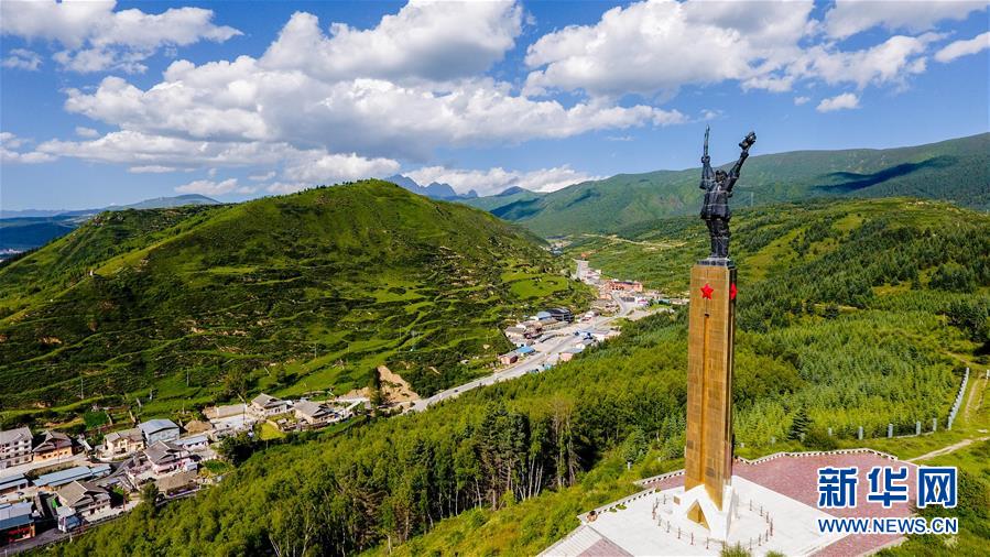 （壯麗70年&middot;奮斗新時(shí)代&mdash;&mdash;記者再走長征路&middot;圖文互動(dòng)）（3）記者手記：紀(jì)念碑下的隨想