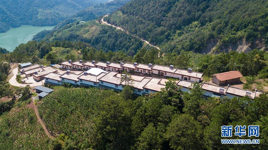 （在習近平新時代中國特色社會主義思想指引下&mdash;&mdash;新時代新作為新篇章&middot;總書記關心的百姓身邊事&middot;圖文互動）（1）&ldquo;四好農村路&rdquo;：通向幸福，通向遠方