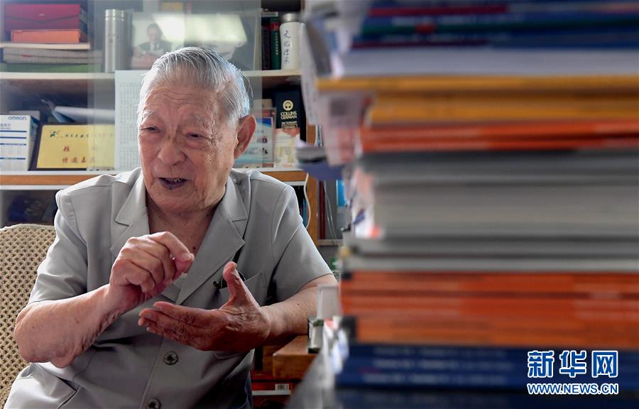（愛國者 奮斗情&middot;圖文互動(dòng)）（3）用醫(yī)術(shù)和道德守護(hù)&ldquo;光明&rdquo;&mdash;&mdash;全國道德模范99歲眼科專家張效房的人生軌跡 