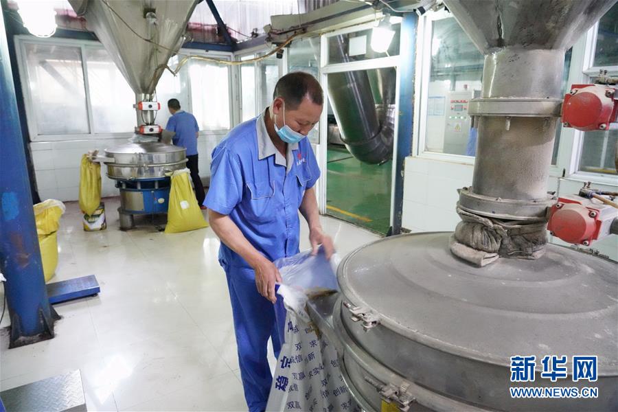 （在習(xí)近平新時(shí)代中國(guó)特色社會(huì)主義思想指引下&mdash;&mdash;新時(shí)代新作為新篇章&middot;總書(shū)記關(guān)心的百姓身邊事&middot;圖文互動(dòng)）（2）大污染變身&ldquo;大寶藏&rdquo;：治理畜禽糞污，他們這樣干！