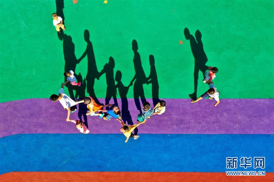 （在習(xí)近平新時代中國特色社會主義思想指引下&mdash;&mdash;新時代新作為新篇章&middot;總書記關(guān)心的百姓身邊事&middot;圖文互動）（3）特別的愛，給特別的你&mdash;&mdash;特殊教育的別樣風(fēng)景