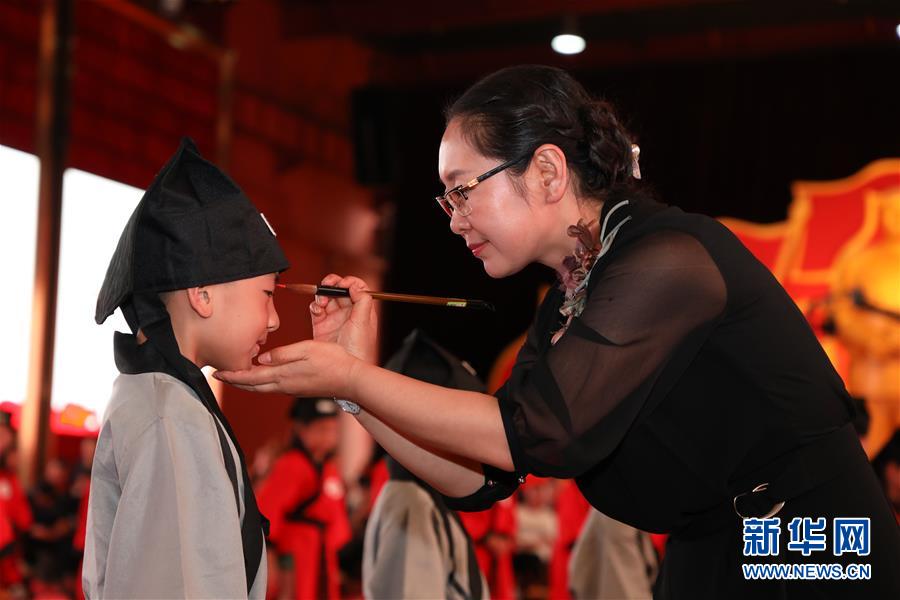 （愛國情 奮斗者&middot;圖文互動）（1）張榮華：立足實(shí)業(yè)闖新路